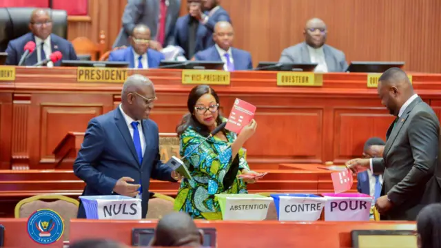 Abasenateri mu gihe cyo gutora