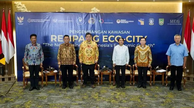 Menteri Koordinator Perekonomian, Airlangga Hartarto (tengah) didaulat meluncurkan Rempang Eco City. Pelaksanaan rencana investasi dilakukan oleh PT Makmur Elok Graha yang diwakili Tomy Winata (kanan).