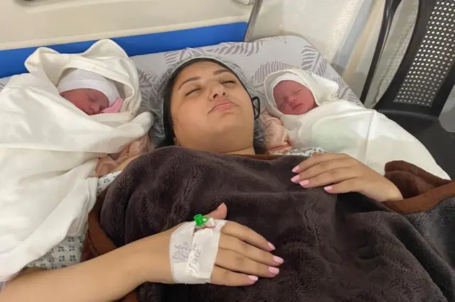 Jomana Arafa kwance a gadon asibiti bayan ta haifi tagwaye.