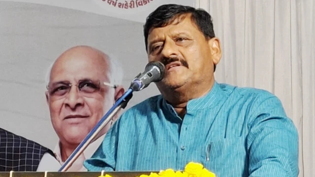 કાંતિ અમૃતિયા કોણ છે, અમૃતિયા રાજ્કયક્ષાના શ્રમ અને રોજગાર મંત્રી કેવી રીતે બની ગયા, મોરબી ઝૂલતો પુલ દરમિયાન કૂદી પડ્યા, પ્રકાશ રવેશિયા મર્ડરકેસનો આરોપ, મોરબીમાંથી છ વખત ધારાસભ્ય, બીબીસી ગુજરાતી