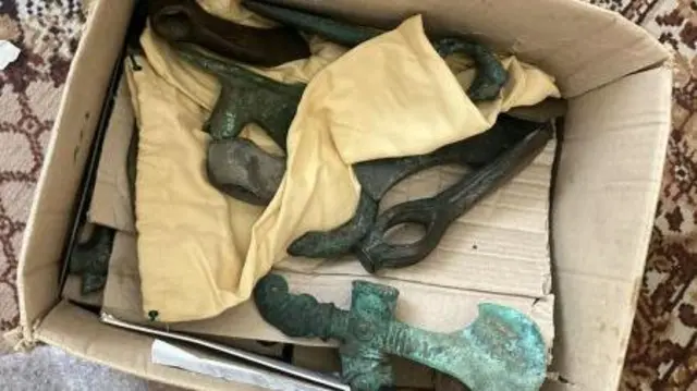 Похищенные артефакты в картонной коробке.