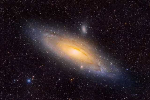Una imagen muestra la galaxia de Andrómeda, situada a unos 2,5 millones de años luz de la Tierra.