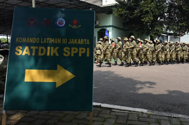 Sejumlah siswa peserta program Sarjana Penggerak Pembangunan Indonesia (SPPI) berbaris saat mengikuti program Latihan Bela Negara dan Manajerial calon manajer Koperasi Desa Merah Putih (KDMP) di Pusdikkes Puskesad Kramat Jati, Jakarta Timur, Selasa (30/06).