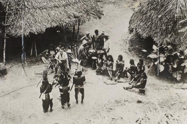 Indígenas entoando cânticos no Mato Grosso, em foto de 1912