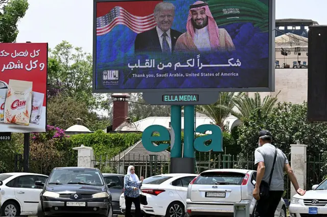روی بیلبورد تصویر ترامپ و بن سلمان
