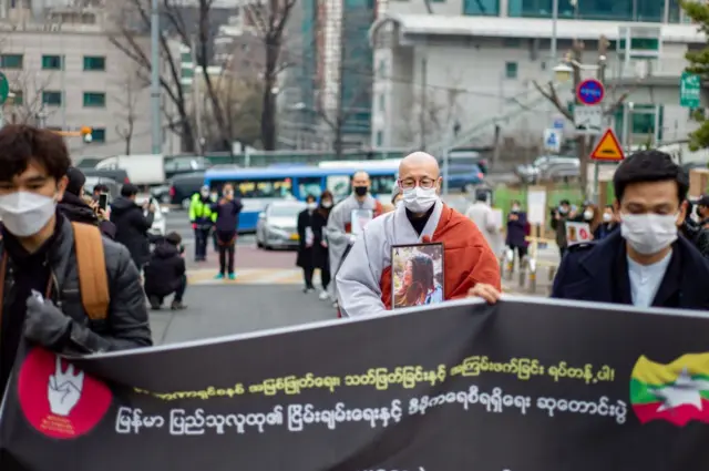 မြန်မာနိုင်ငံသားတွေနဲ့အတူ ဆုတောင်းပေးနေတဲ့ ကိုရီးယားဘုန်းကြီးတွေ