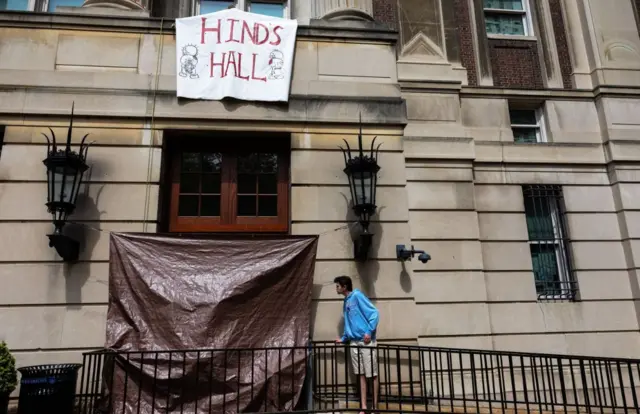 यूनिवर्सिटी में स्टूडेंट्स ने हैमिलटन हॉल को हिंद हॉल नाम देने की कोशिश की थी. हिंद छह साल की बच्ची का नाम है, जिसकी इसराइली हमले में जान चली गई थी.