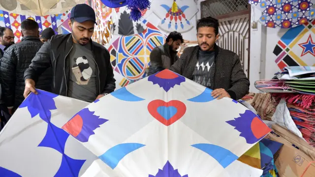 बसंत उत्सव के लिए तैयार किया गया पतंग