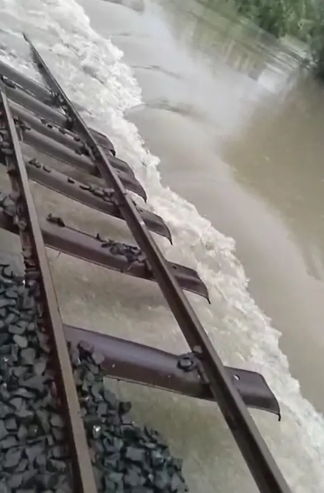 gujarat rain, monsoon, navsari, railway, બીબીસી ગુજરાતી, ગુજરાત વરસાદ, ચોમાસુ, નવસારી, વલસાડ