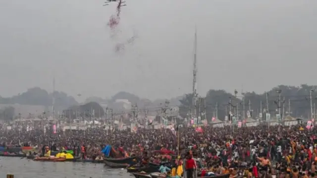 Awọn ijọ Hindu lasiko ti wọn n wẹ iwẹ mimọ kan lodo