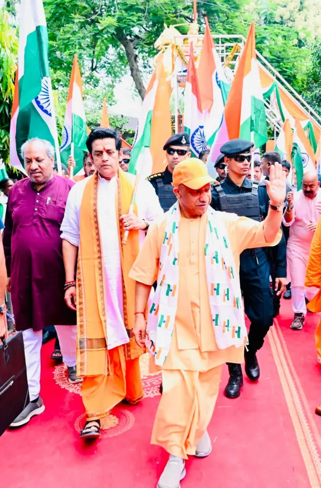यूपी सीएम योगी आदित्यनाथ के साथ रवि किशन