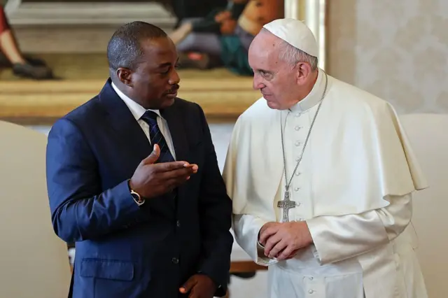 Le pape François s'entretient avec l’ancien président Joseph Kabila, lors d'une visite au Vatican, le 26 septembre 2016.
