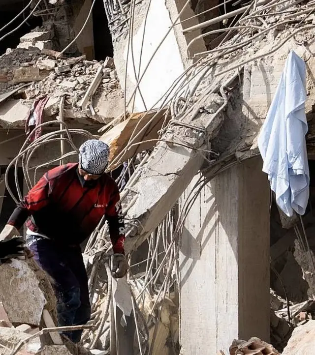 Fierros asomándose de escombros en un edificio colapsado durante el terremoto en Venezuela