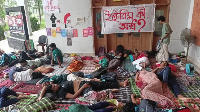 আমরণ অনশনে কুয়েটের শিক্ষার্থীরা