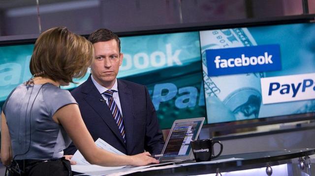 پیتر تیل، ( سمت راست تصویر) اولین سرمایه‌گذاری حرفه‌ای فیس بوک و بنیانگذار پی‌پل است