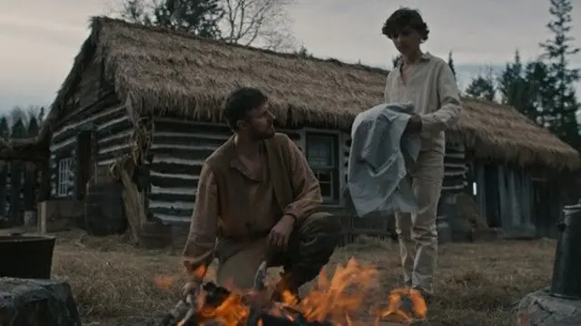 Janek (Richard Armitage) e Max (Jett Klyne) em cena do filme 'The Boy in the Woods', de 2024, dirigido por Rebecca Snow, baseado no livro homônimo de Maxwell Smart