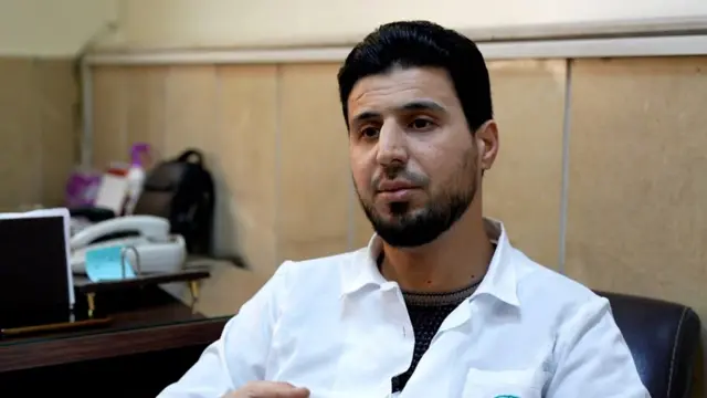 المدير الطبي في الهيئة العامة لمستشفى دمشق محمد نزار بكري في مكتبه أثناء حديثه إلى مراسل بي بي سي عربي.
