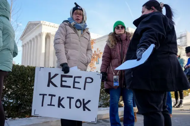 Создатели контента в ТикТок у здания Верховного суда США