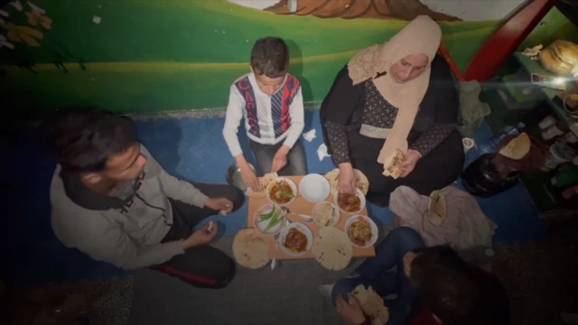 "يصعب عليّ الأكل في الوقت الذي لا يجد أطفالي ما يقتاتون عليه"