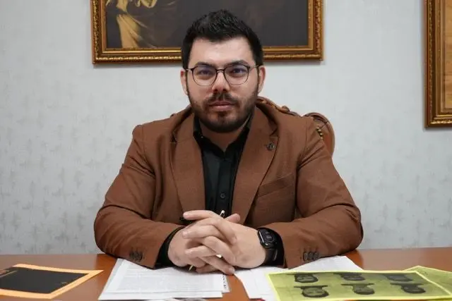 Avukat Onur Güler, ofisindeki çalışma masasında oturuyor. 