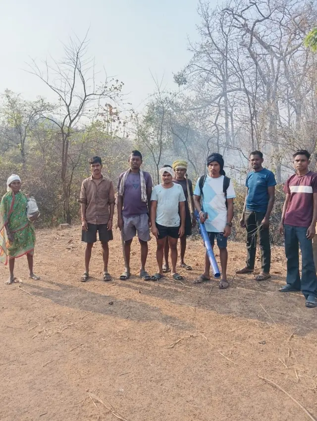 जंगलातील आग विझवायला जात असलेले गावकरी