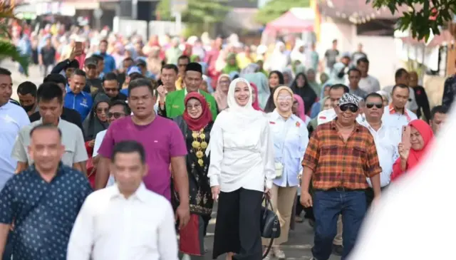Annisa Suci Ramadhani tidak berstatus petahana, tapi calon bupati Dharmasraya ini memiliki relasi dengan eks bupati kabupaten itu, Marlon Martua, yang merupakan ayahnya.
