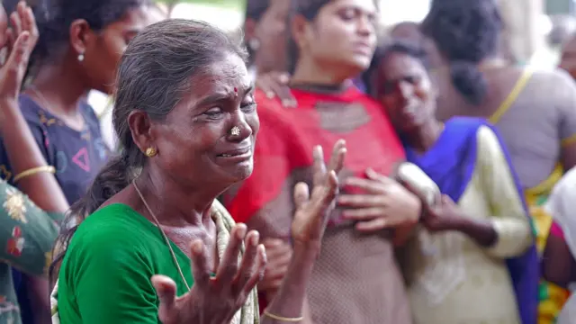 கரூரில் த.வெ.க. தலைவர் விஜயின் பரப்புரையில் ஏற்பட்ட நெரிசலில் 40 பேர் உயிரிழப்பு.