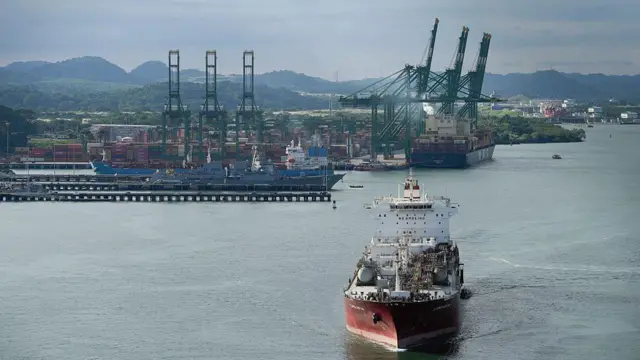 Un buque cisterna zarpa de la Terminal Internacional PSA Panamá.