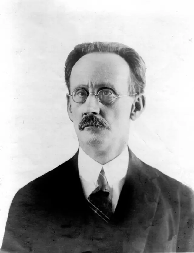 Foto preto e branco do rosto de Adolfo Lutz