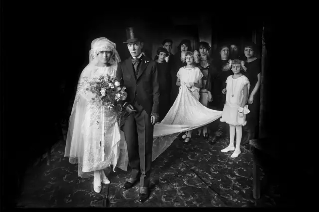 Boda de Julio Gadea Velis y Juia Olimpia Arteta Gallegos, fotografía titulada La boda Gadea, 2 enero de enero 1926. Negativo en soporte de vidrio tamaño 18 x 24 cm. Cusco