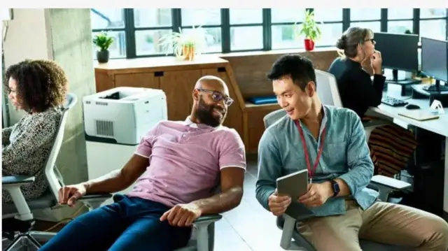 Aworan awọn ọkunrin meji to n sọrọ ninu ọfiisi