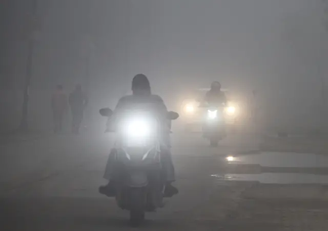 धुक्यात गाडी चालवताना