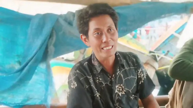 Seorang nelayan, Trisno mengaku pagar laut itu menyebabkan dirinya kini sulit mendapat ikan kecil di pinggir laut.
