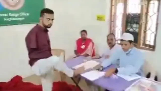 కొమురంభీం ఆసిఫాబాద్ జిల్లాలోనూ ఓ యువకుడు రెండు చేతులు లేకపోవడంతో కాలితోనే ఓటేశారు.