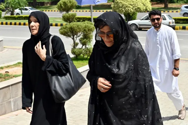 عمران خان، بہنیں