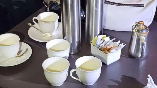 သေဆုံးရုပ်အလောင်းတွေတွေ့ရတဲ့အခန်းထဲက လက်ဖက်ရည်ခွက်တွေ