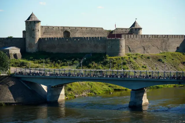 Cây cầu nối Nga với Pháo đài Ivangorod ở Narva, Estonia