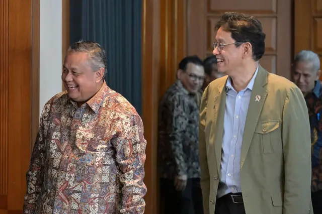 Menteri Keuangan Indonesia Purbaya Yudhi Sadewa (kanan) dan Gubernur Bank Indonesia Perry Warjiyo (kiri) berjalan bersama menuju tempat konferensi pers Komite Stabilitas Sistem Keuangan (KSSK) di gedung Bank Indonesia di Jakarta pada 7 Mei 2026