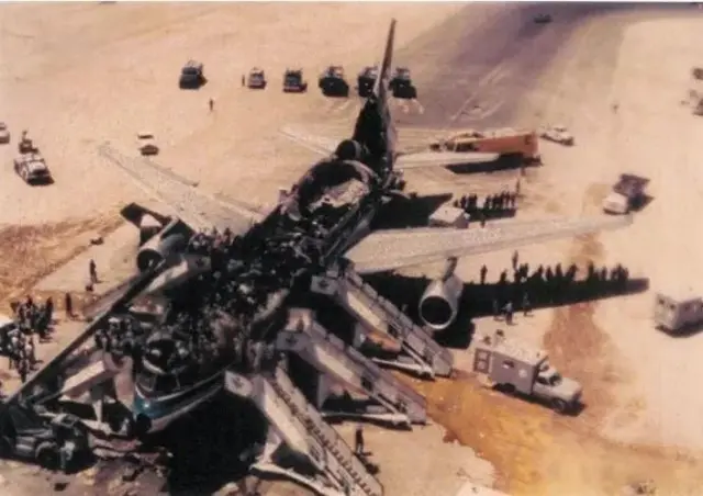 વિમાન દુર્ઘટના, 301 મુસાફરો