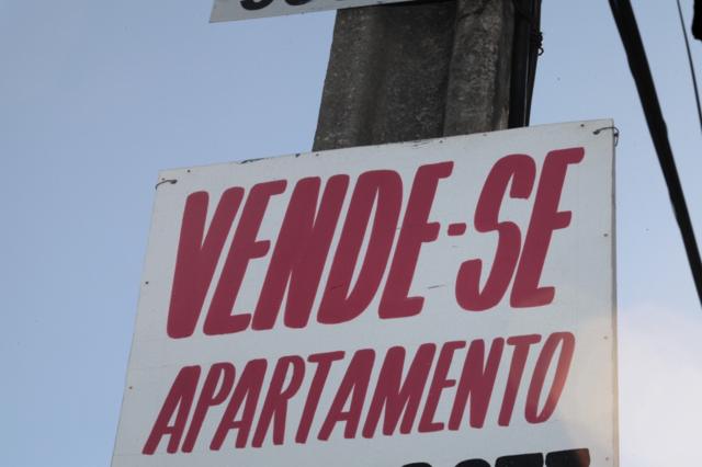 Placacomo ganhar dinheiro na roleta spin payposte diz 'Vende-se apartamento'