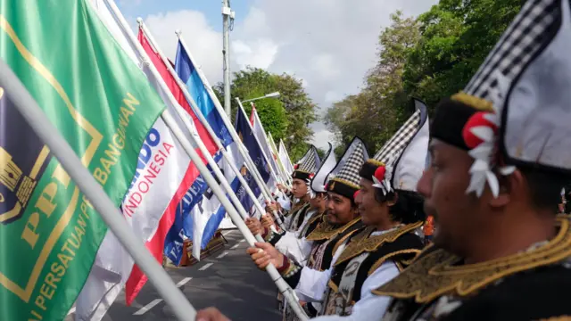 Sejumlah penari membawa bendera partai politik saat Kirab Pemilu Tahun 2024 Kota Denpasar pada car free day atau hari bebas kendaraan bermotor di Denpasar, Bali, Minggu (06/08).