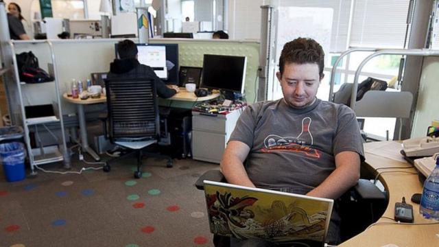 Homens trabalhandoblaze com apostasescritório do Google