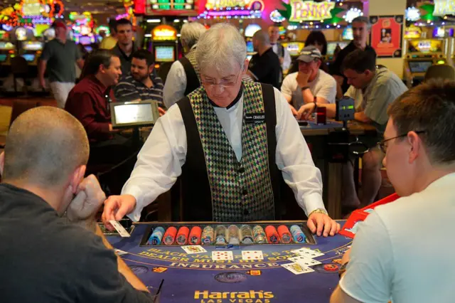 Unos hombres jugando cartas en un casino de Las Vegas