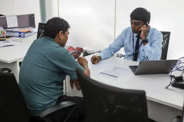 બીબીસી ગુજરાતી મિનિમમ બેલેન્સ બૅન્ક પેનલ્ટી ચાર્જ લોકસભા રિઝર્વ બૅન્ક આરબીઆઈ એટીએમ