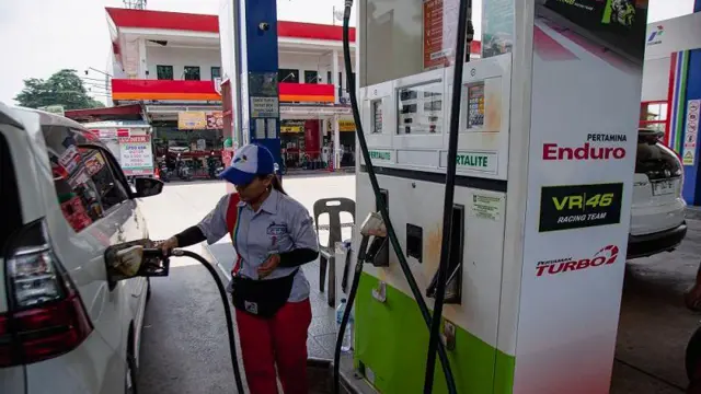 Petugas SPBU mengisi bahan bakar Pertalite di SPBU 14294721 KDA, Batam, Kepulauan Riau, Selasa (23/7/2024). 