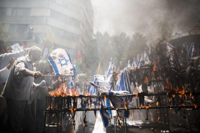 Homens queimam bandeiras israelenses em manifestação em Teerã