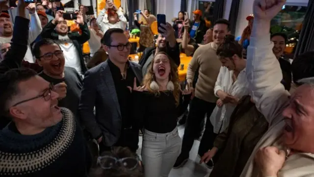 ナレラク党のアキ=マティルダ・ホーグ=ダム氏(中央)とペレ・プロベルグ党首(左)