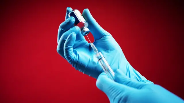 Британія вже готується до масової вакцинації. Але для більшості країн - все складно