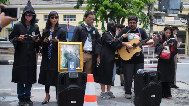 กลุ่มนักศึกษาแต่งตัวในธีม "แฮร์รี พอตเตอร์"