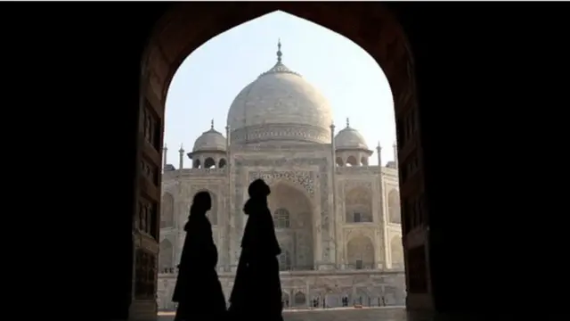 તાજમહેલને મુગલ સામ્રાજ્યનું ઉત્તમ કલાત્મક સર્જન માનવામાં આવે છે